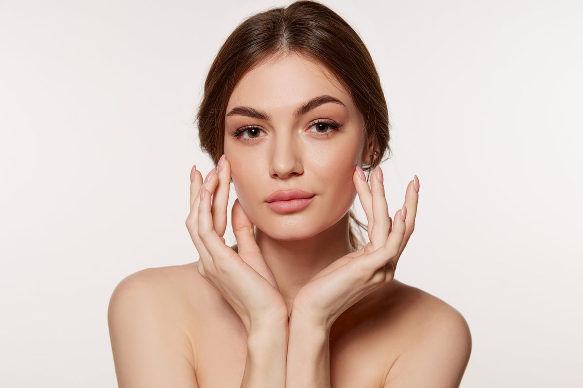 Pulizia viso professionale - donna con pelle liscia e curata