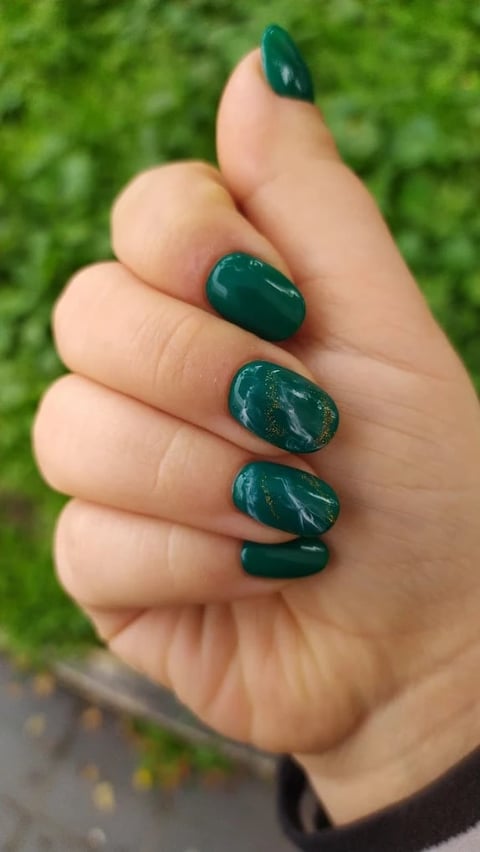 Manicure verde scuro con finiture gloss