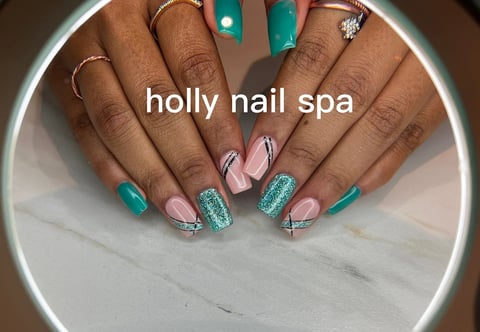Manicure verde e rosa