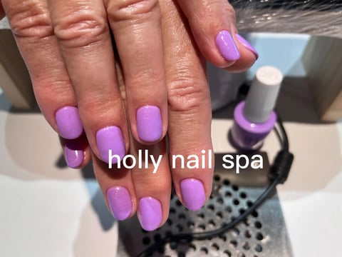 Manicure viola con smalto lucido