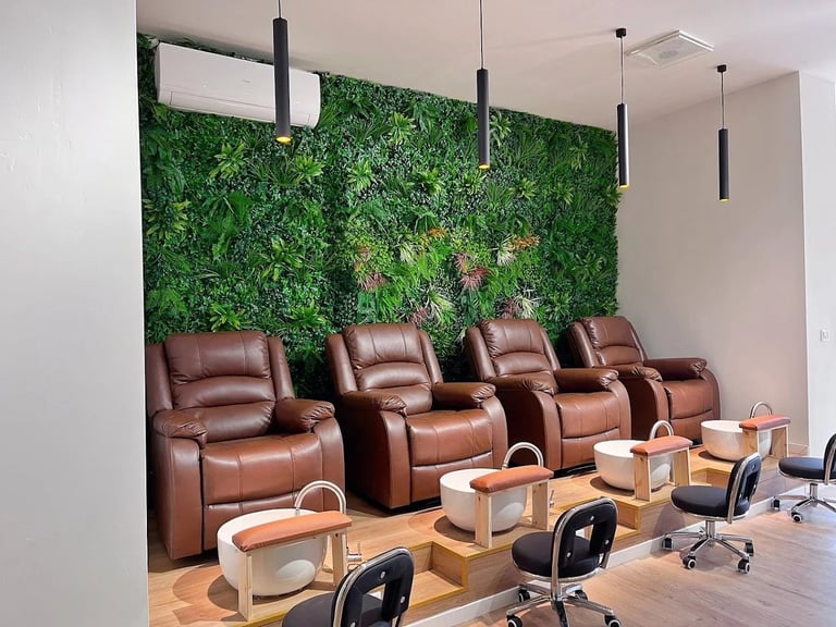 Stazione pedicure con poltrone in pelle marrone
