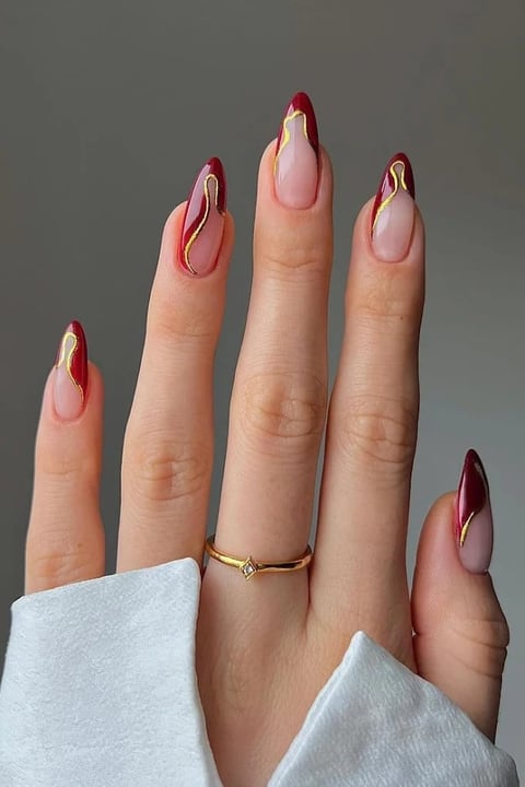 Nail art rosa e rosso con dettagli oro