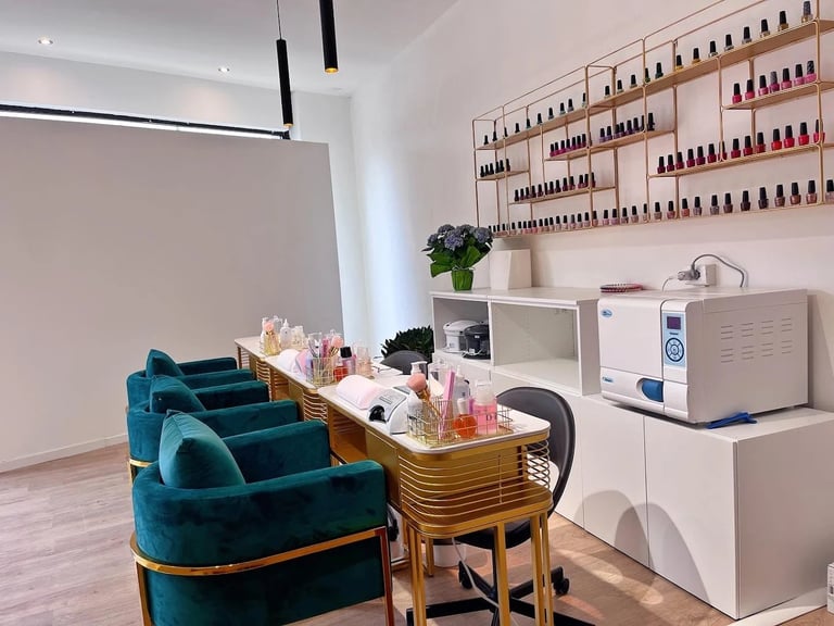 Interno del salone con sedie turchesi e muro di smalti
