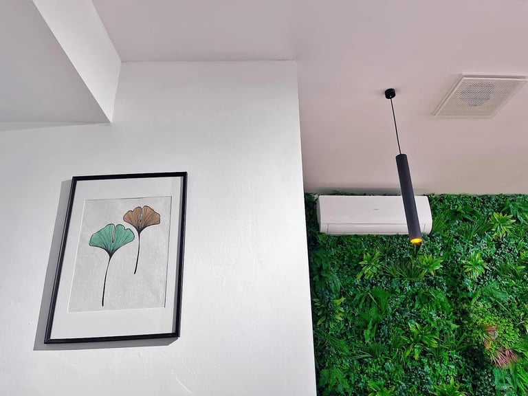 Parete decorativa con piante verdi